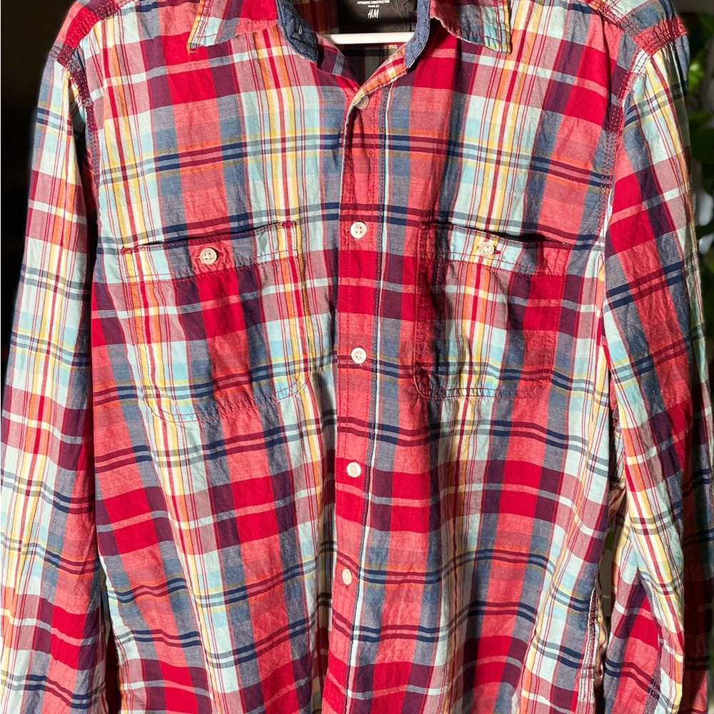 A Nice Men’s Shirt  Like New,  Medium Size.